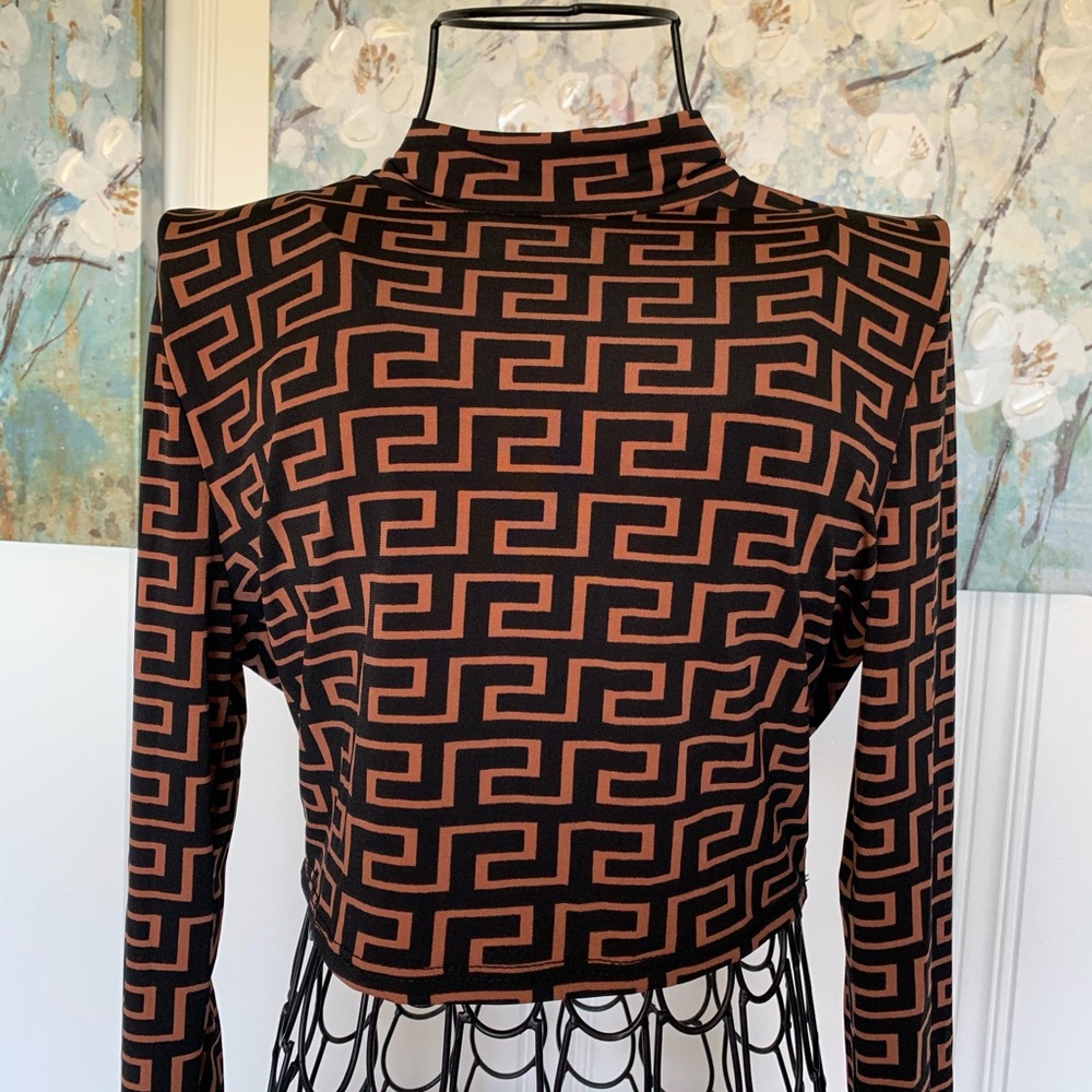 Long sleeve crop top with pattern size: small
